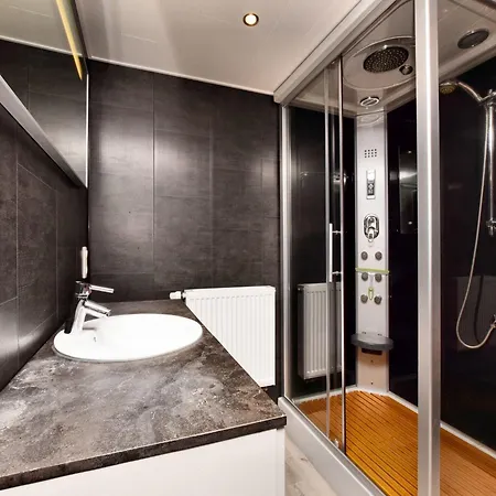 Modern Family With Wellness, Cleaning Included Samree