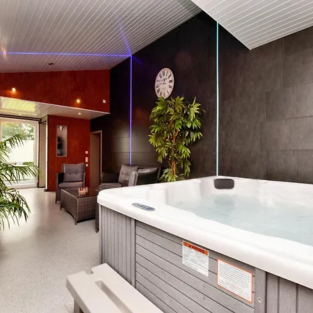 Modern Family With Wellness, Cleaning Included Samree